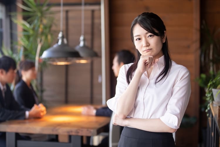 飲食店の悪い口コミに悩む女性スタッフ