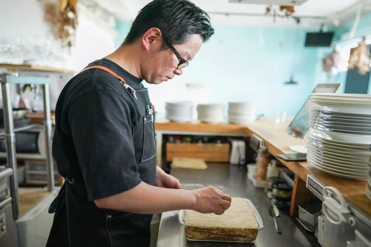 キッチンで料理をする男性