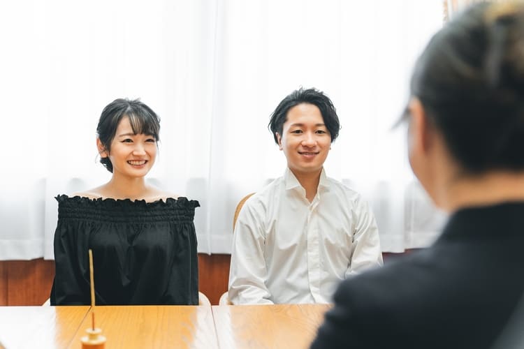 結婚相談で笑顔のカップル