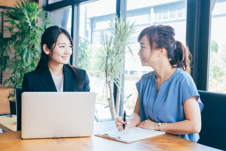 カフェで保険の営業を行う