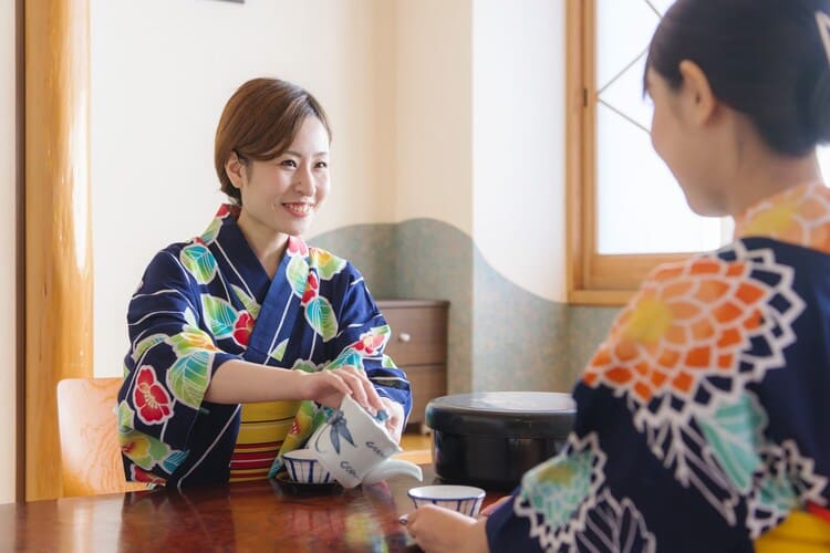 サジェスト汚染されている旅館の従業員がお茶を楽しむ