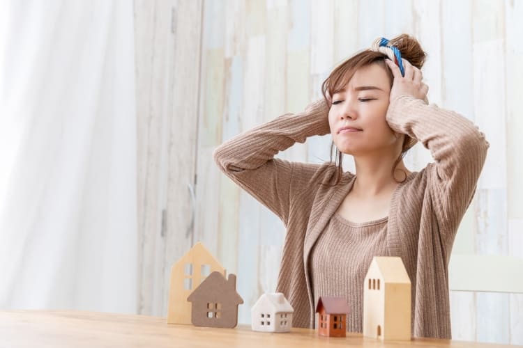 住宅メーカーの悪い口コミに悩む女性